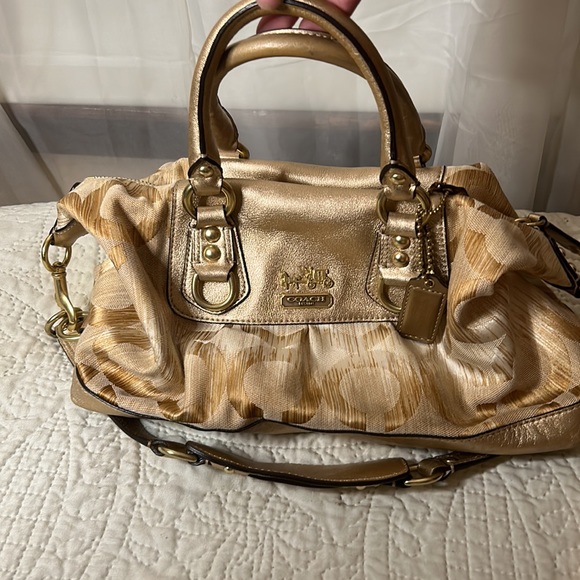 2000s Gold Coach, handles and shoulder strap. Gold with Pink lining. - Picture 2 of 6